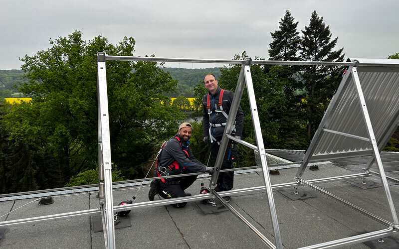Solar-Arbeiten auf dem Dach